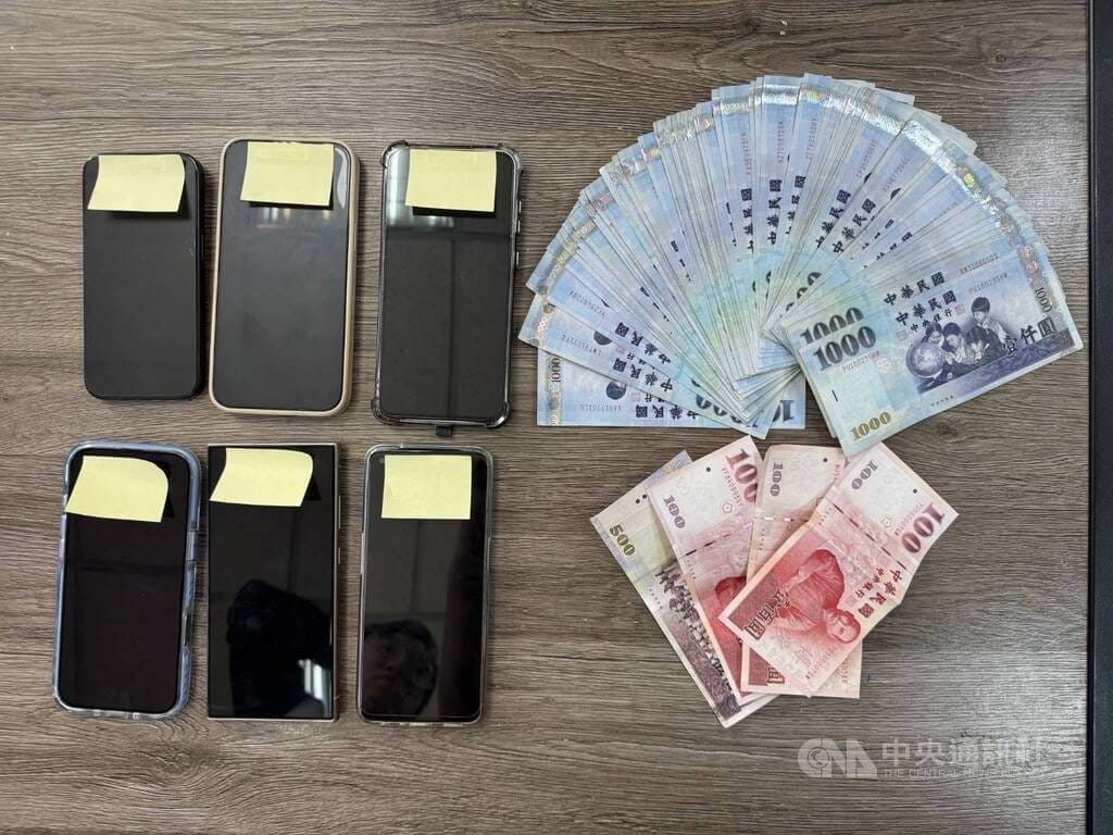 新北市陳姓男子涉嫌與詐騙集團勾結，以投資股票詐騙，取得被害人名單及聯繫後，轉介地政士辦理房產抵押貸款，取得款項再交給詐團收取回扣，刑事局日前循線逮捕陳男等31人送辦，查扣現金及手機等證物。（翻攝照片）中央社記者蘇木春傳真　115年4月21日