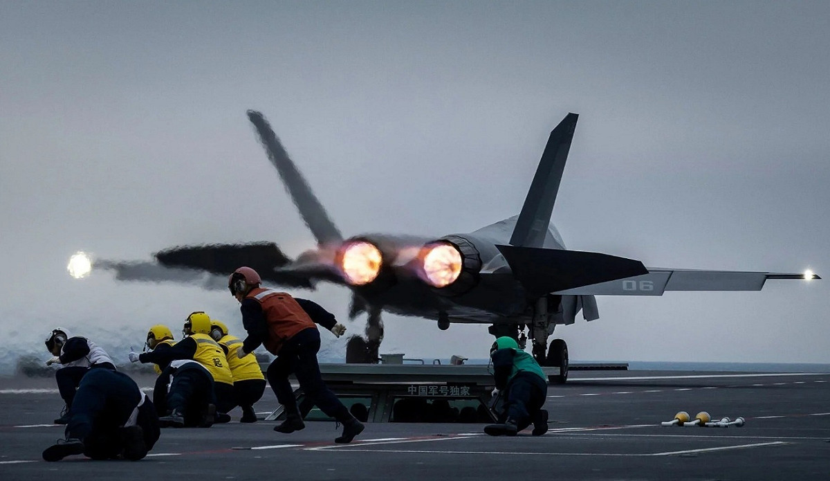 中國軍媒流出殲-35機在福建號操作升空照片。 圖：翻攝陸網/中國軍號