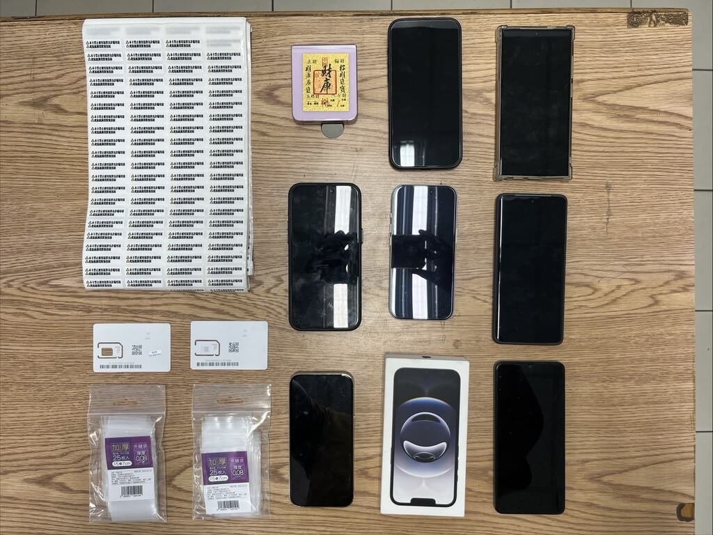 楊姓電信卡商涉嫌向多名外籍移工收購門號，供詐團假冒檢警致電被害人，稱普發1萬元現金將遭人盜領，藉此得手被害人提款卡，再盜領新台幣68萬餘元；楊男訊後遭橋檢聲押獲准。圖為檢警扣押犯罪手機及電話卡。（橋頭地檢署提供）中央社記者張已亷傳真　115年4月21日