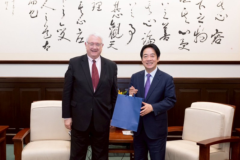 賴清德與戰略暨國際研究中心（CSIS）會長何慕理（Dr. John Hamre）。 圖：總統府提供