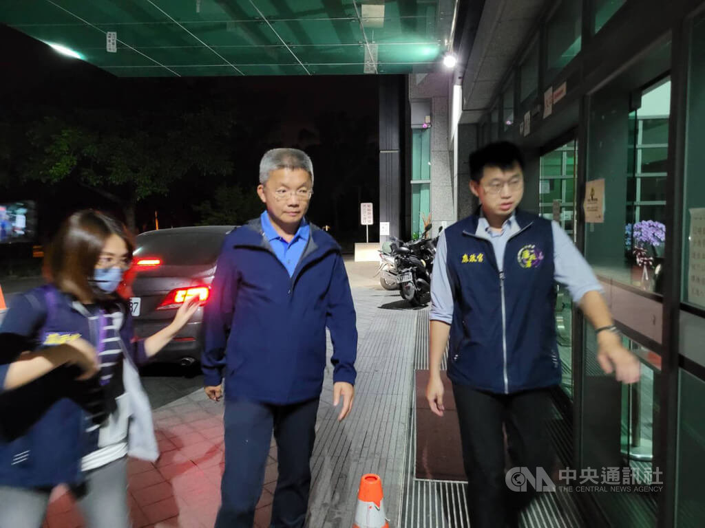 宜蘭縣三星鄉長李志鏞（中）涉犯貪污治罪條例，2023年5月16日深夜遭廉政署官員移送宜蘭地方檢察署偵辦。（中央社檔案照片）