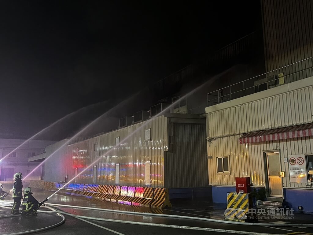 台中市西屯區統一倉儲21日凌晨火警，火勢猛烈，消防局獲報到場撲滅，幸無人員傷亡。（翻攝照片）中央社記者蘇木春傳真　115年4月21日