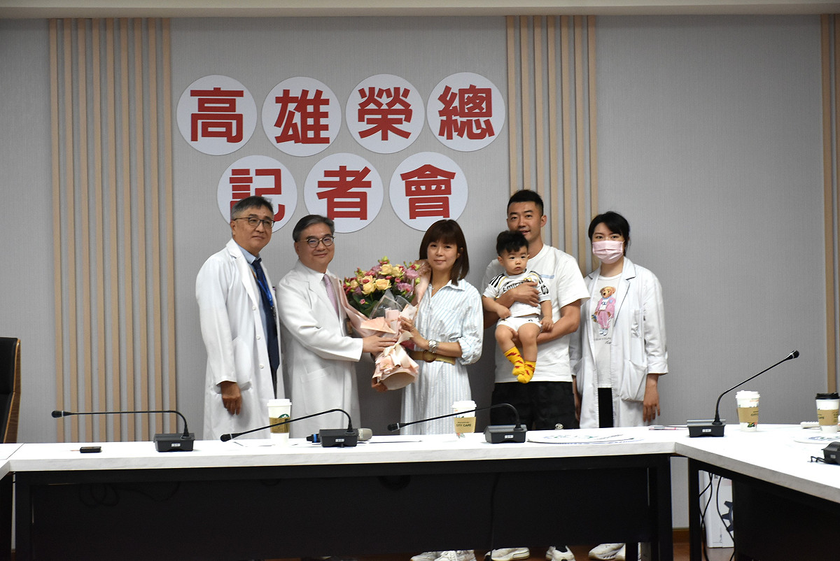 高齡得子的張女士(左三)獻花給高雄榮總生殖團隊。 圖：孫家銘/攝