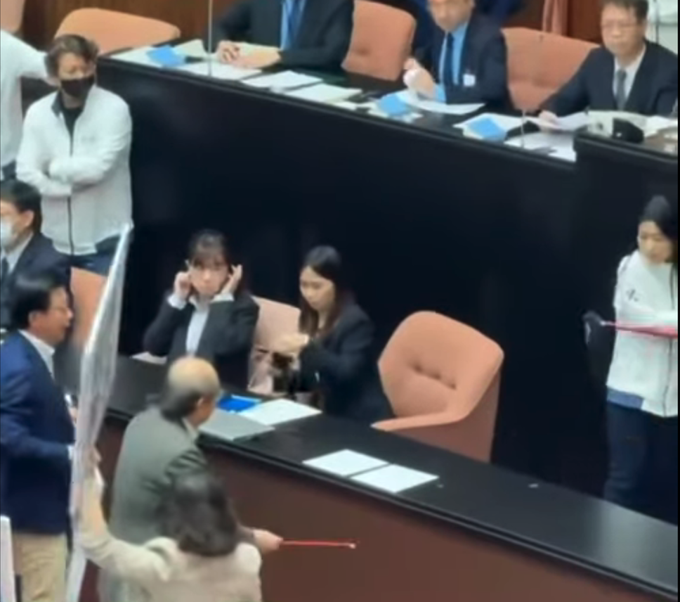 國民黨立委徐巧芯先前因在立法院內，被民進黨立委柯建銘拐杖打到手肘，造成右手肘鈍挫傷，而徐巧芯對柯建銘提出傷害告訴，並台北地檢署被起訴。 圖：翻攝自徐巧芯臉書（資料照）