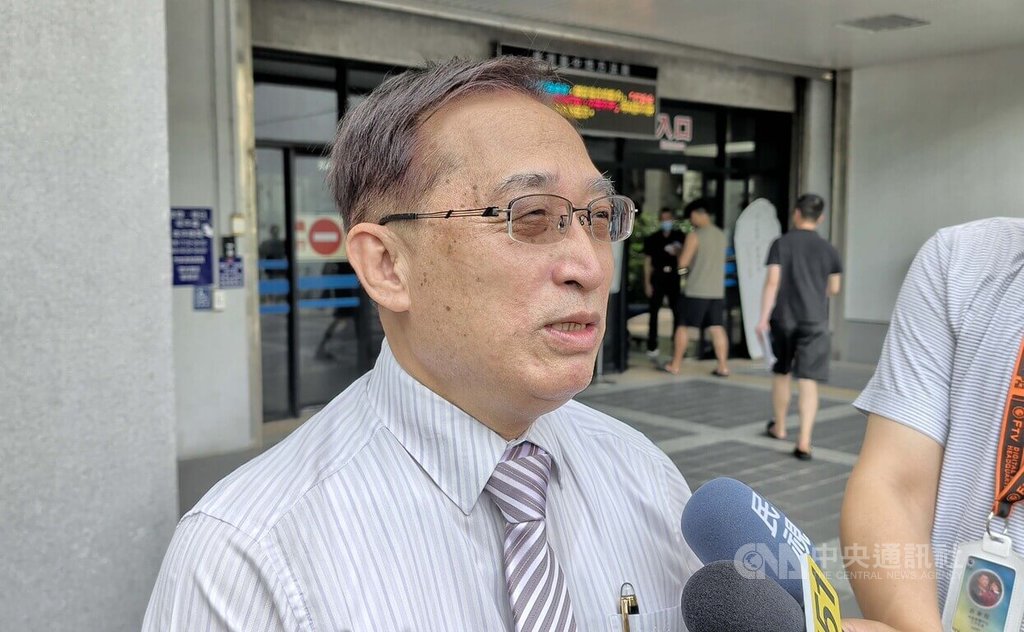 林姓女子對多名女律師傷害恐嚇案，台中地方法院21日一審宣判。台中律師公會理事長吳中和（中）到庭聽判後，對於判決結果，認為傷害罪可判5年以下刑期，法官判1年2月偏輕。中央社記者蘇木春攝　115年4月21日