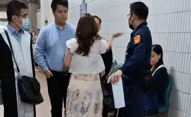 林女當眾朝台中律師公會理事長吳中和狠賞巴掌。 圖：翻攝畫面