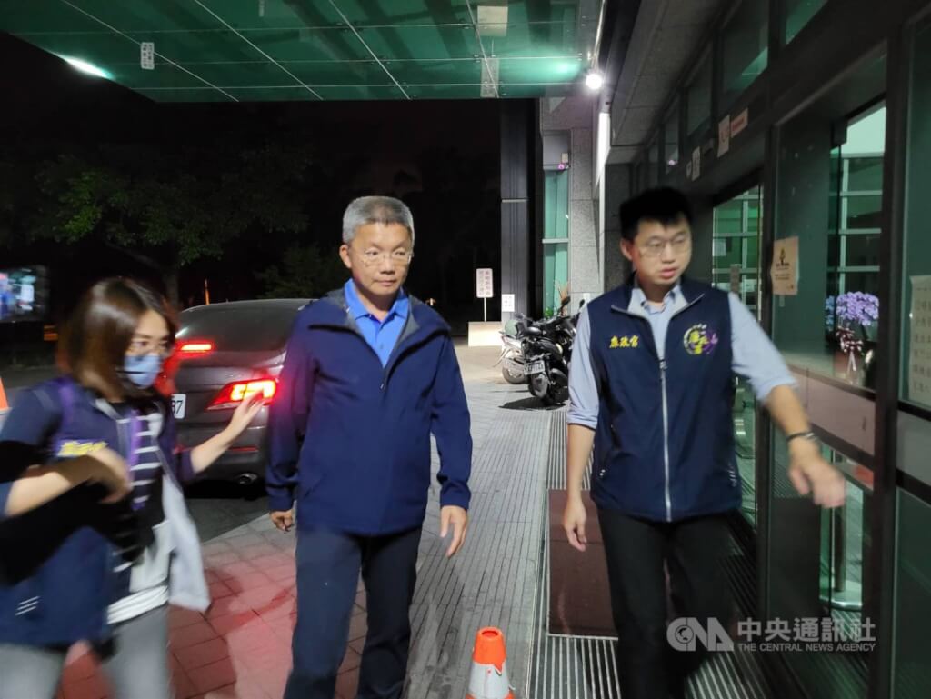 宜蘭縣三星鄉長李志鏞（中）涉犯貪污治罪條例，宜蘭地方法院21日依收賄罪判處12年徒刑、褫奪公權3年，可上訴。（中央社檔案照片）