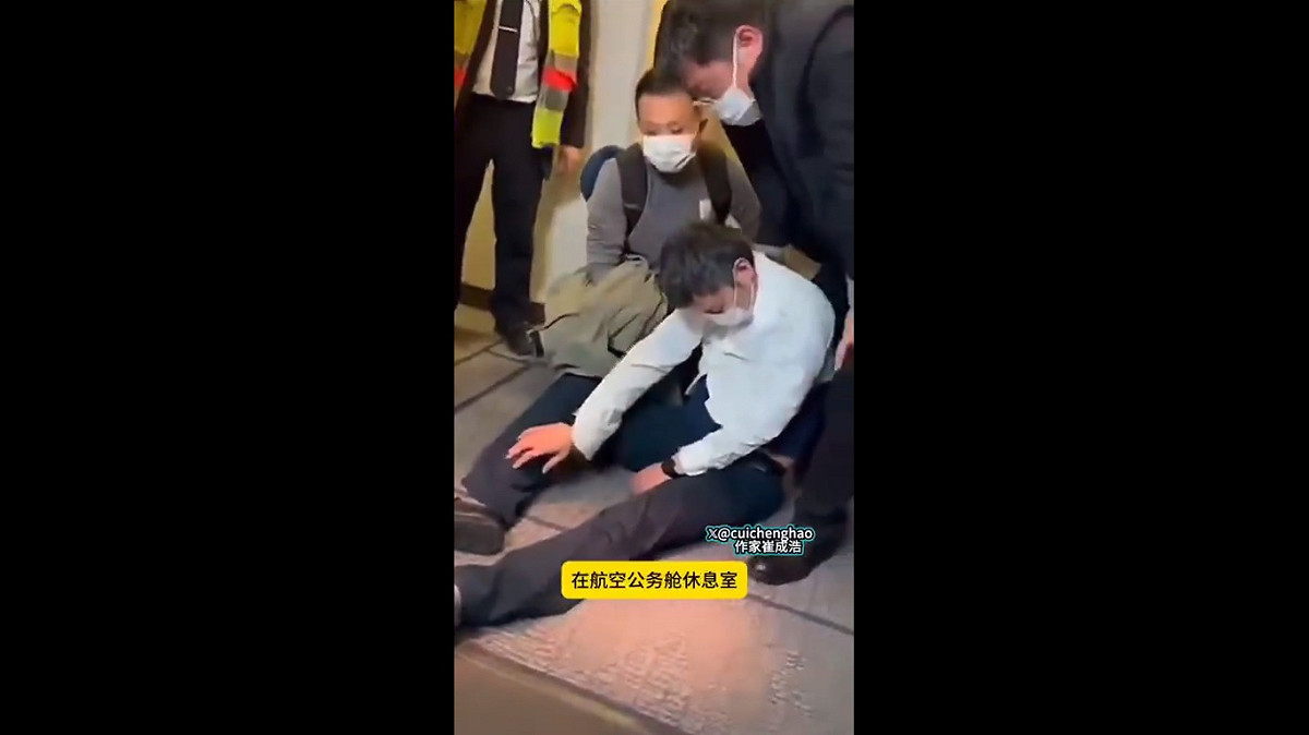 中國《央視新聞》近期針對一起 2024 年的醉酒登機事件發布特別報導，宣稱中國航材多名高級官員在德國法蘭克福機場等待轉機期間喝太醉，被航空公司拒絕登機後動用權勢施壓，甚至「免費升級頭等艙」，相關事件也引發網友激烈討論。 圖：擷取自 @cuichenghao X 分享影片