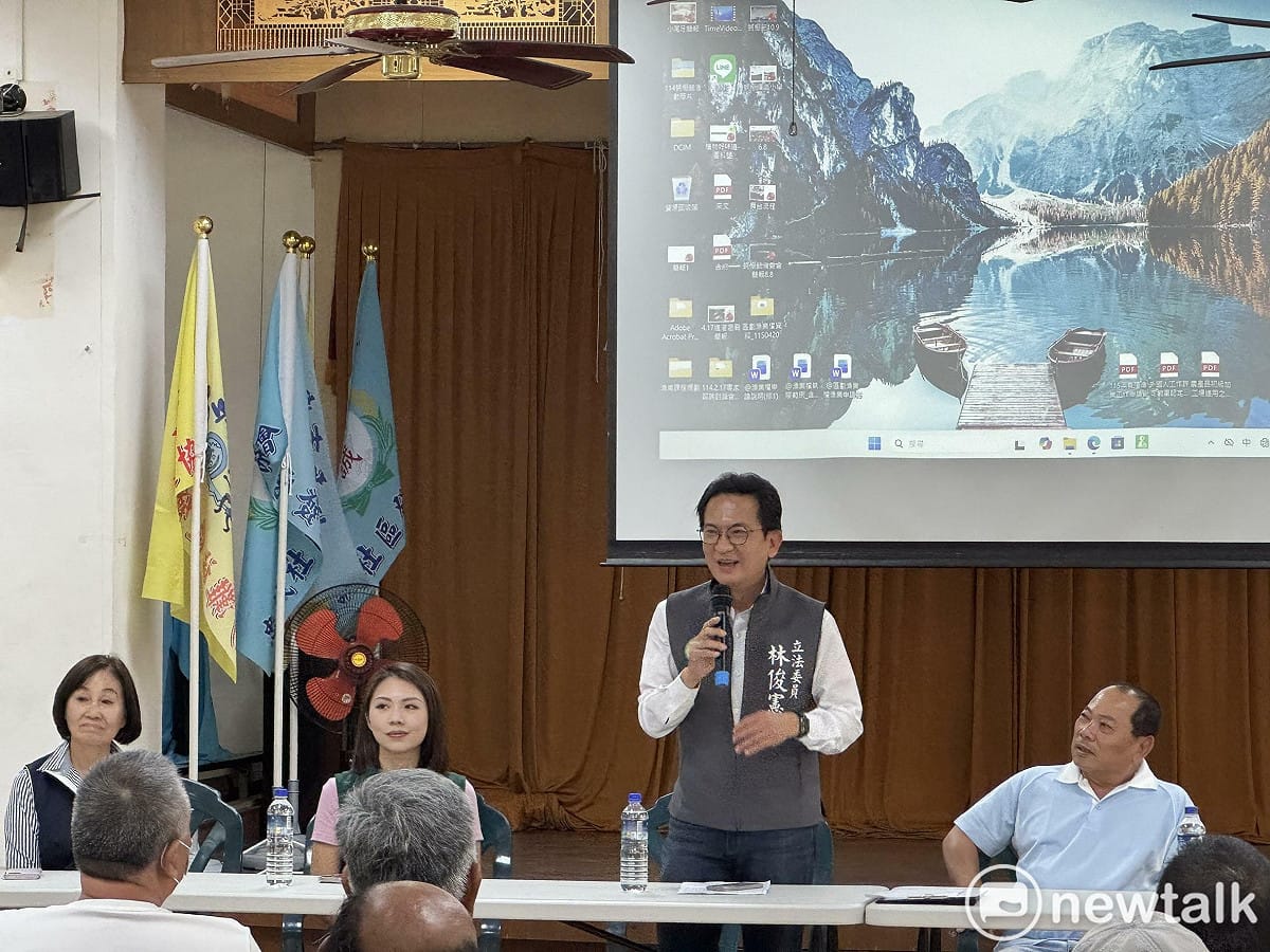 台南市淺海牡蠣養殖區劃漁業權正式公告受理申請，今日於產銷班聯合班會中，一併向漁民說明漁業權申請相關規定。立法委員林俊憲與市議員黃麗招、林依婷，以及南市區漁會理事長方裕豐等人出席，關心政策推動進度與漁民實際需求。 圖：林俊憲服務處提供