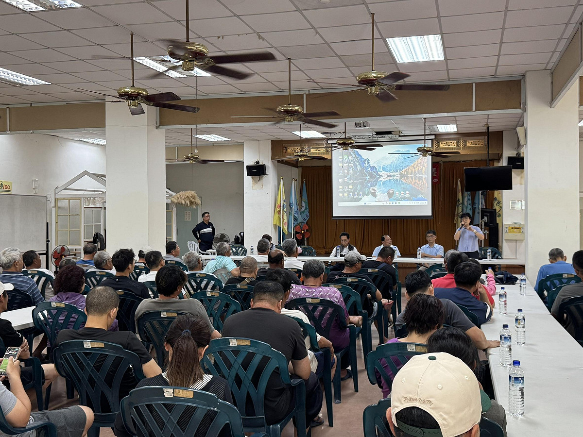 台南市淺海牡蠣養殖區劃漁業權正式公告受理申請，今日於產銷班聯合班會中，一併向漁民說明漁業權申請相關規定。立法委員林俊憲與市議員黃麗招、林依婷，以及南市區漁會理事長方裕豐等人出席，關心政策推動進度與漁民實際需求。 圖：林俊憲服務處提供