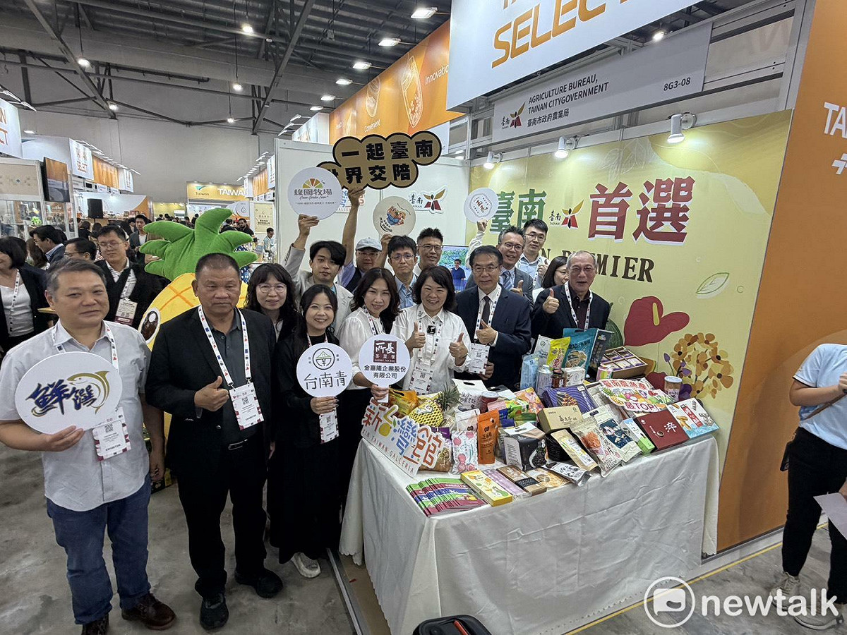 2026新加坡國際食品展（FHA 2026）於4月21日至24日在新加坡盛大舉行，台南市長黃偉哲率領農業局團隊及13家優質業者組成「台南隊」參展，於展場設置台南館，展出涵蓋鮮果、水產品及多元加工食品等豐富品項。 圖：台南市政府提供