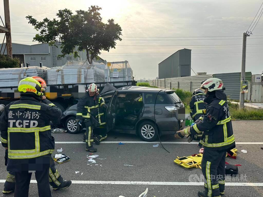 1輛小客車21日下午行經台中市龍井區時，不明原因自撞停放路旁大貨車，駕駛肇事後棄車逃逸，消防人員表示，到場時發現車上乘客1男1女受困，其中女傷者送醫不治，另1人仍在搶救。（翻攝照片）中央社記者蘇木春傳真　115年4月21日
