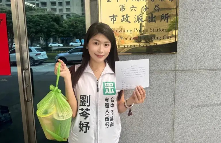 針對辣椒水案，劉芩妤21日提著3、4杯飲料前往分局撤告，卻又繼續「賴給清德」，張育萌痛批，大街罵人，連小巷都不願道歉，臉皮怎能厚成這樣？ 圖：取自劉芩妤臉書