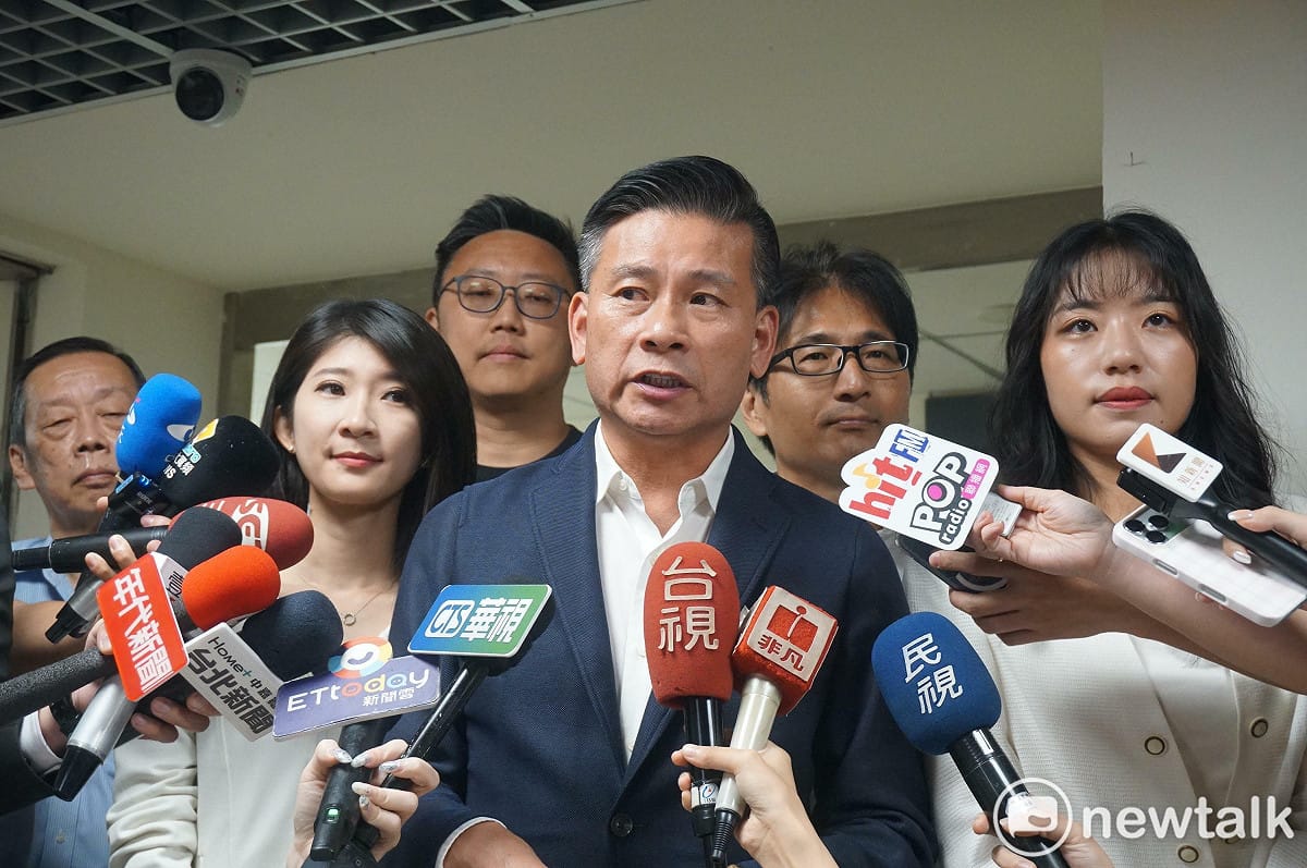 國民黨台北市黨部主委戴錫欽（中）與國民黨台北市議員參選人楊智伃（右）、李明璇（左）。 圖：周煊惠 ／ 攝
