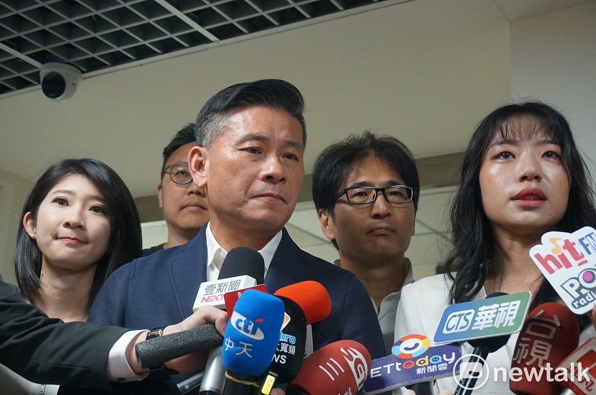 國民黨台北市黨部主委戴錫欽（中）與國民黨台北市議員參選人楊智伃（右）、李明璇（左）。 圖：周煊惠 ／ 攝