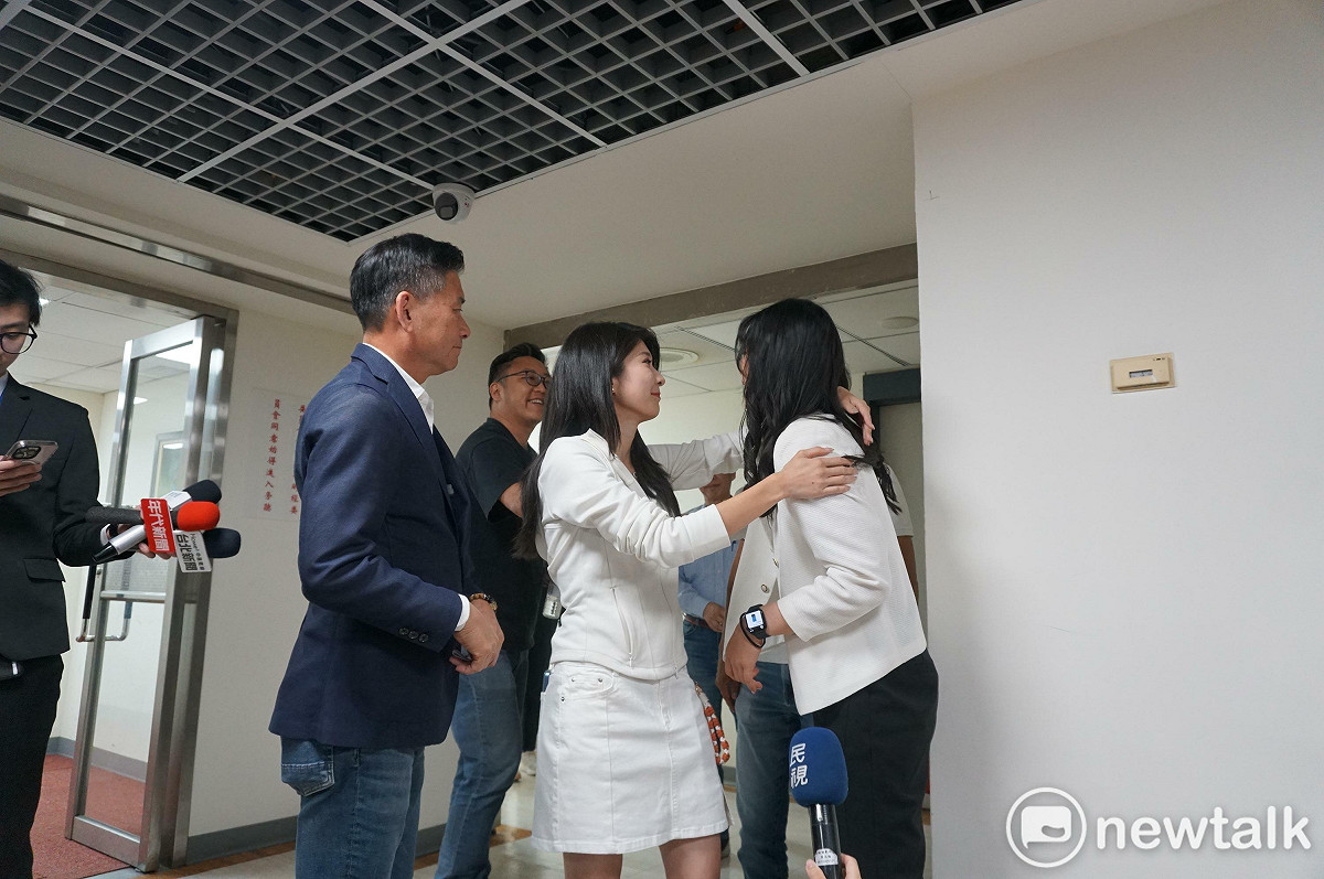 國民黨台北市議員參選人李明璇在初選民調中勝出，給落馬的國民黨台北市議員參選人楊智伃一個大抱抱。 圖：周煊惠 / 攝