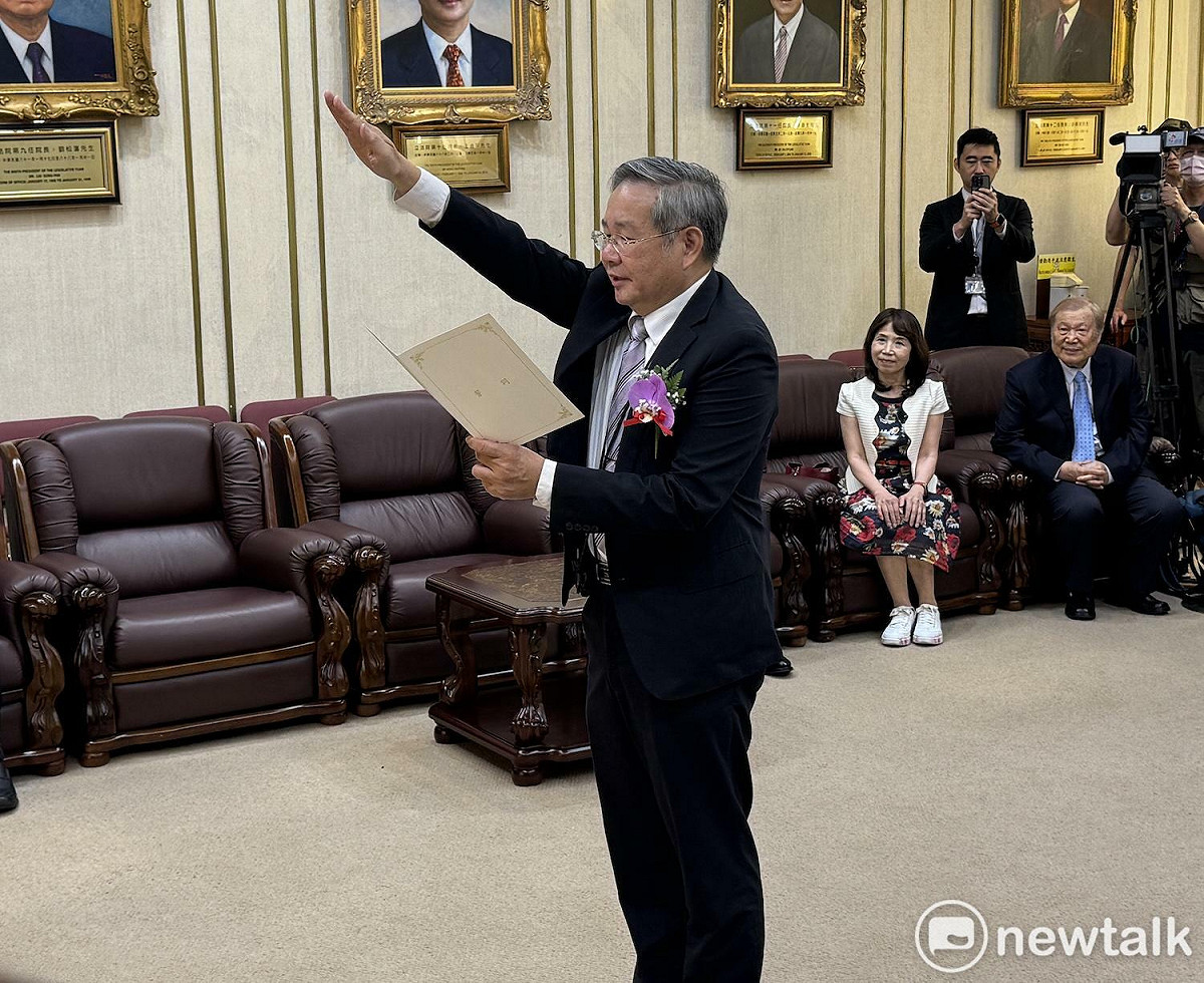 民眾黨立委許忠信宣誓就職。 圖：林朝億/攝