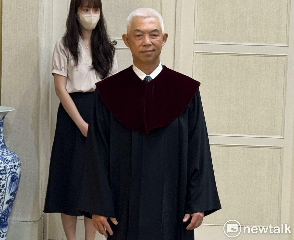 大法官尤伯祥監誓。 圖：林朝億/攝