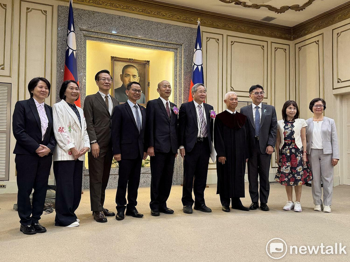 民眾黨立委許忠信就職後與立法院長韓國瑜、民眾黨立委合照。 圖：林朝億/攝
