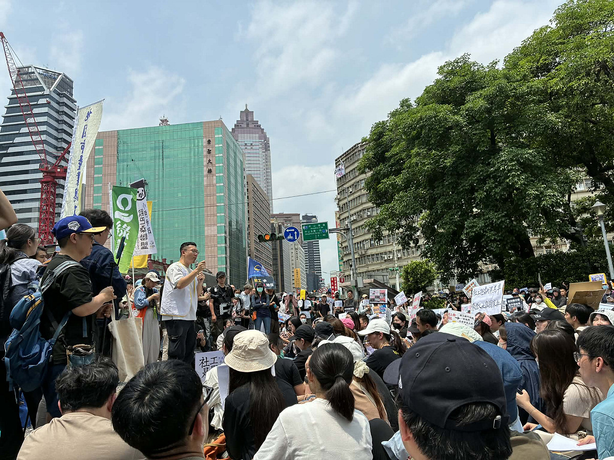 「剴剴案」餘波盪漾，台灣出現第一位因「過失致死」遭判刑2年的社工陳尚潔，引發基層社工群情激憤，由台北市社會工作人員職業工會及37個團體發起的集結抗議活動，逾千人今（22）天在行政院門口表達怒意。 圖：翻攝「台灣公務革新力量聯盟」臉書粉專