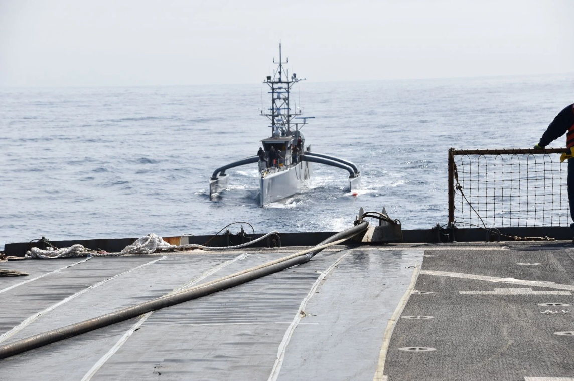 4月15日，凱撒級海上補給油船「瓜達盧佩號（T-AO 200）為中型無人艦艇「海鷹」（Seahawk）進行海上補給演練，證實無人系統可與航艦打擊群協同運作。 圖：翻攝US NAVY
