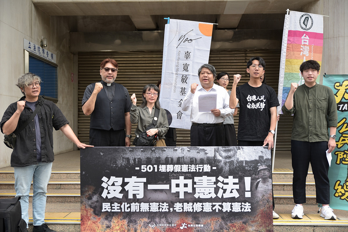 民團今（22）日於立法院群賢樓前召開記者會，宣布將於5月1日發動「501埋葬假憲法行動」。 圖：台灣經濟民主連合 提供