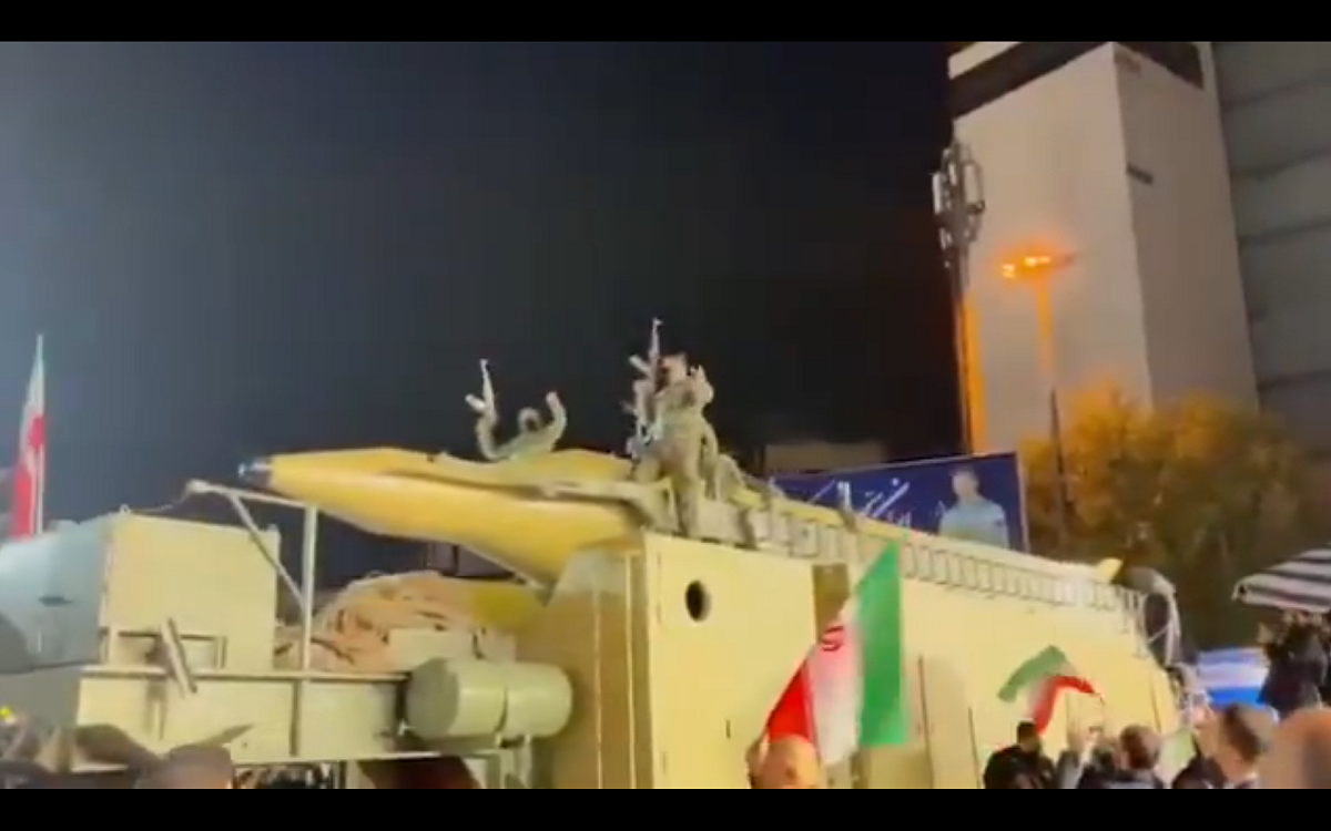 伊朗傳出政變，伊斯蘭革命衛隊（IRGC）將一枚具備實戰能力的「霍拉姆沙赫爾-4」彈道飛彈，直接開進德黑蘭革命廣場展示。 圖:翻攝自影片