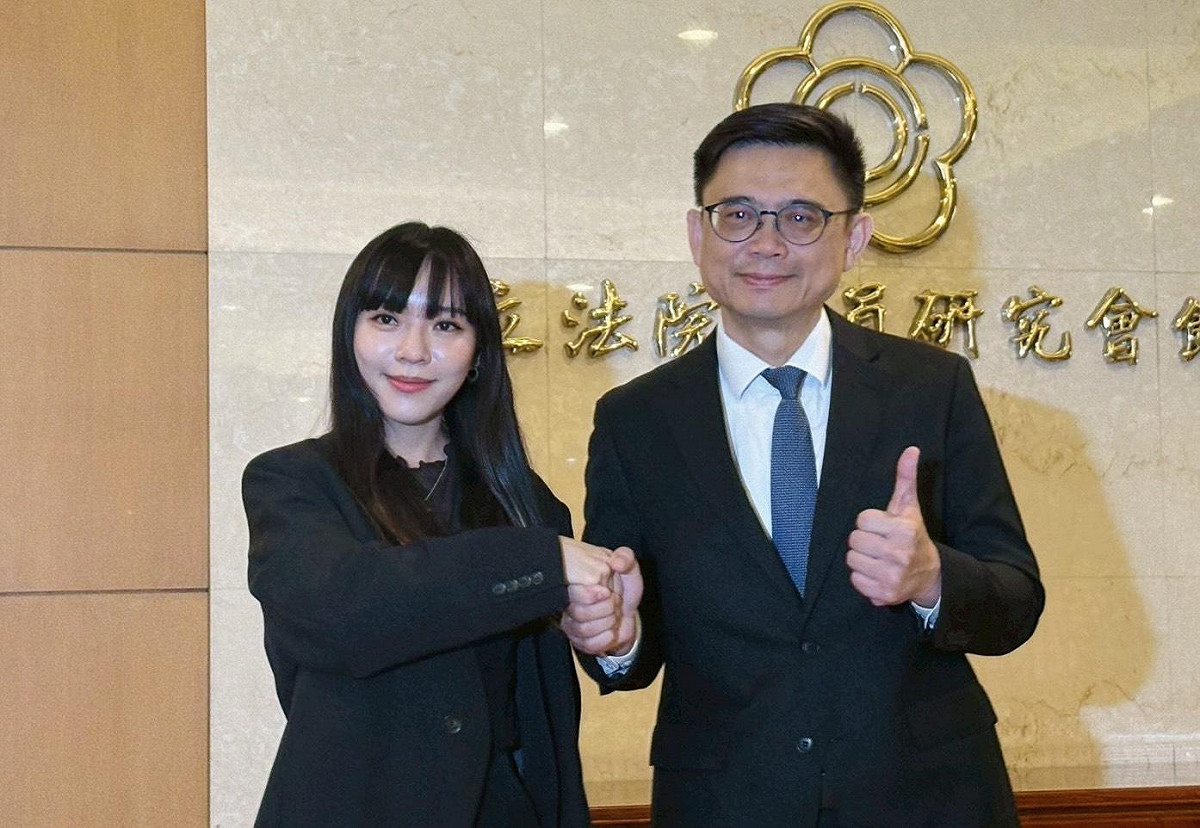 民進黨立委黃捷昨日領表登記參選高雄市黨部主委，今日拜會高雄市長參選人賴瑞隆。 圖：黃捷辦公室提供