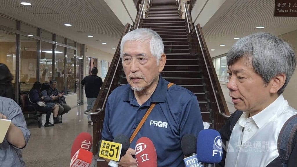 導演柯一正（中）涉嫌毀損他人汽車鈑金案，台北地方法院22日開庭審理，柯一正認罪並同意賠償對方全額修車費，雙方和解。中央社記者謝君臨攝　115年4月22日