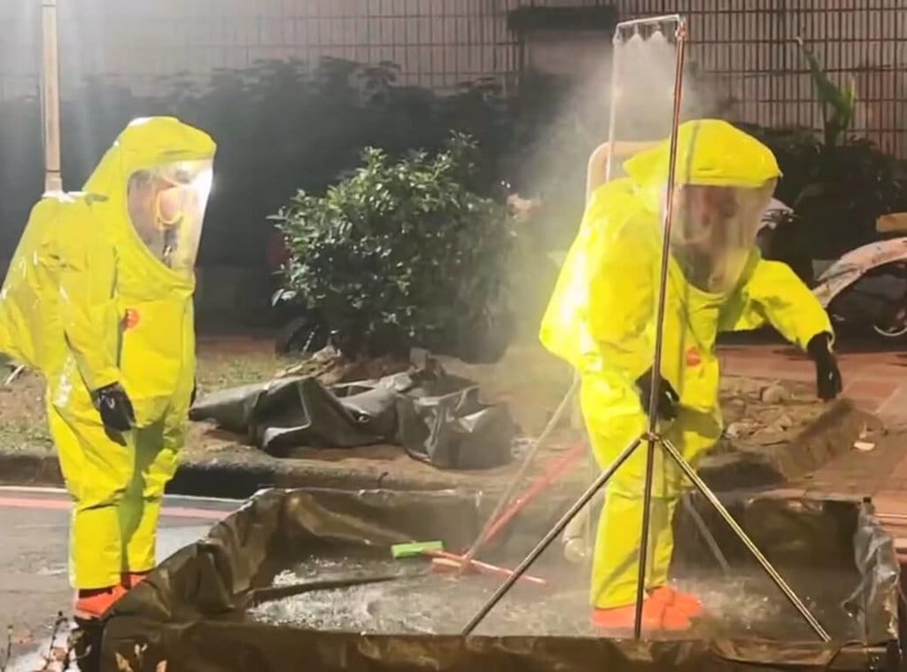 一名男子22日被發現陳屍在基隆市住處床上，因房門貼有「裡有HCN（氰化氫）」紙條，環境部人員穿著防護衣全副武裝入內偵測，排除屋內有氰化氫。（讀者提供）中央社記者王朝鈺傳真　115年4月22日