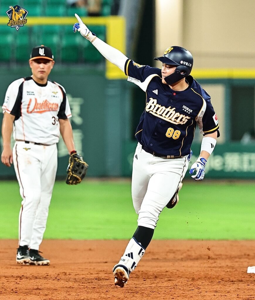 中華職棒中信兄弟隊野手宋晟睿（右）22日例行賽面對統一7-ELEVEn獅隊，7局時轟出3分砲，擴大領先優勢，兄弟最終以7比2拿下勝利。（中信兄弟隊提供）中央社記者蘇志畬傳真　115年4月22日