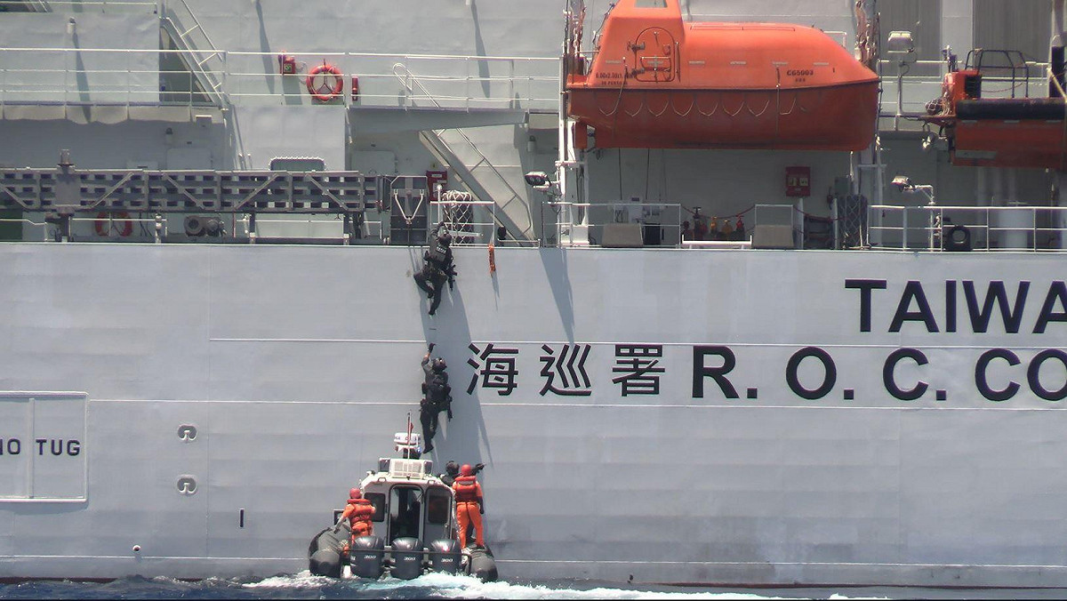 海巡署於21日於南沙太平島海域實施「南援九號」人道救援、醫療後送及海洋除污聯合演練。 圖：海委會提供