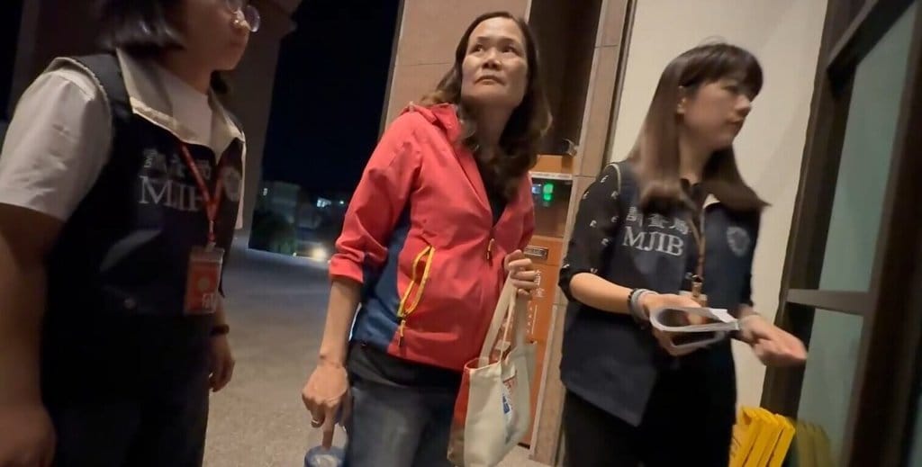 台東縣綠島鄉國民黨籍縣議員王姷力（中）涉嫌詐領助理費，22日被檢調約談到案，23日凌晨檢察官以涉嫌重大諭令新台幣30萬元交保。 （民眾提供）中央社記者盧太城台東傳真 115年4月23日