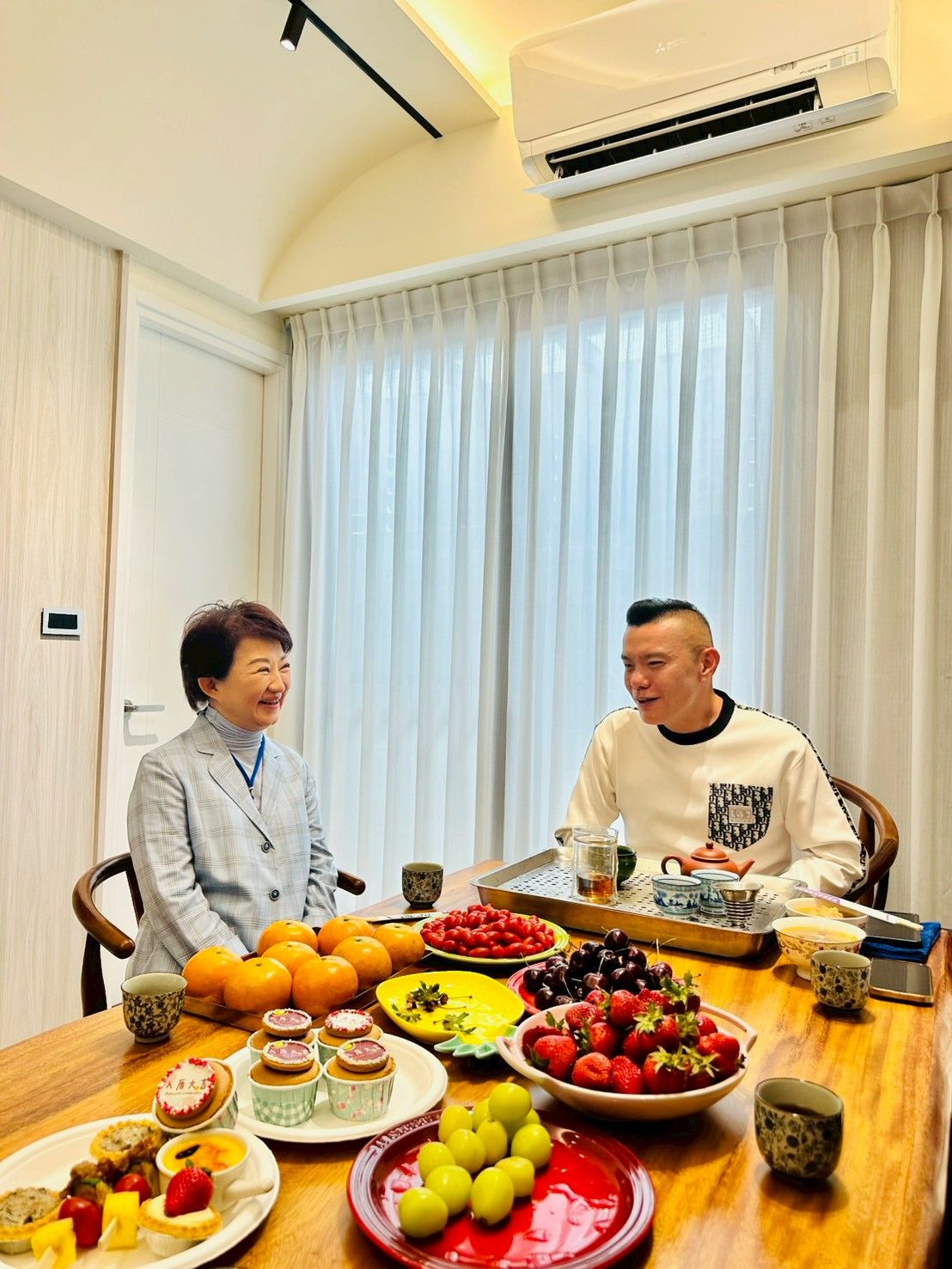 民眾黨中央委員、台中市議員江和樹與台中市長盧秀燕合照。 圖：翻攝江和樹臉書