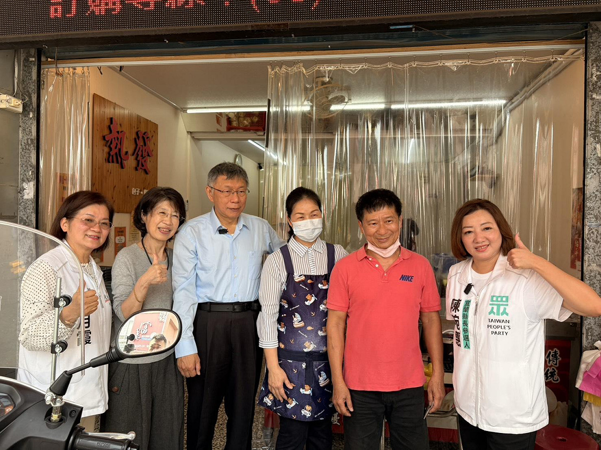 民眾黨創黨主席柯文哲（左3）與妻子陳佩琪（左2）今赴宜蘭幫宜蘭縣長參選人陳琬惠（右1）輔選。 圖：民眾黨 ／ 提供