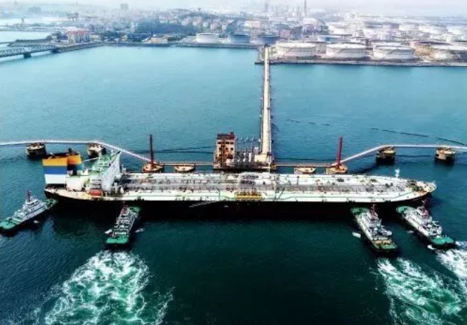 山東青島港，一艘裝載進口原油的油輪停靠在碼頭準備卸貨。 圖 : 翻攝自 IC Photo