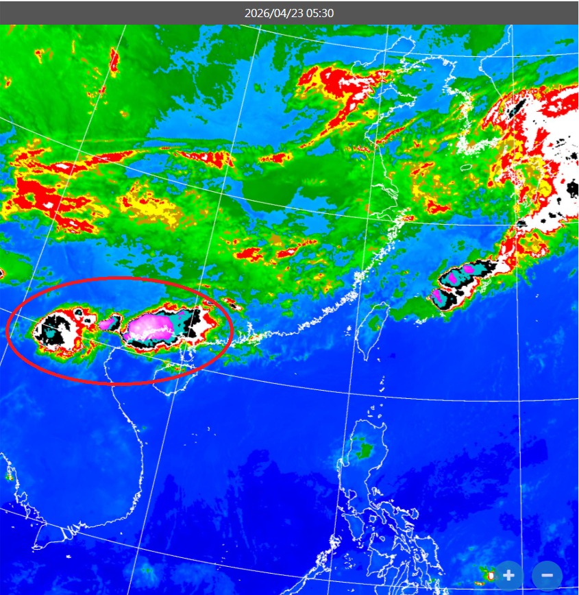 前中央氣象局長鄭明典，今(23)日PO出衛星雲圖指出，現在在南海一帶，有一個紫色「不太移動的對流雲」。 圖：取自鄭明典臉書