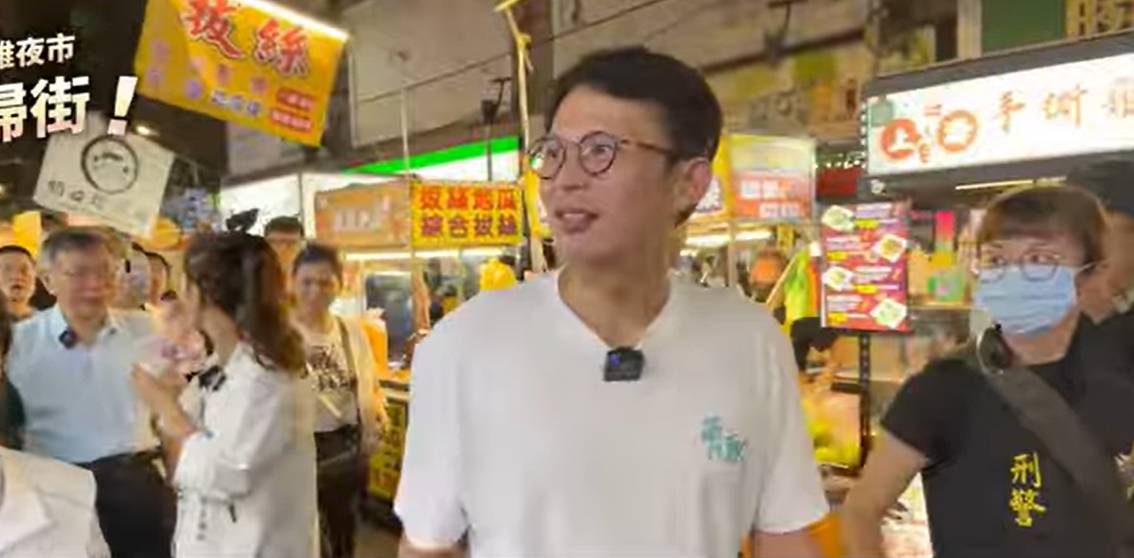 柯文哲22日赴板橋湳雅夜市夜市掃街，板橋警分局出動大批警力，張益贍痛批，每次柯文哲掃街都要分局長坐鎮？浪費警力保護一個「貪污犯」的安全？ 圖截自黃國昌YT