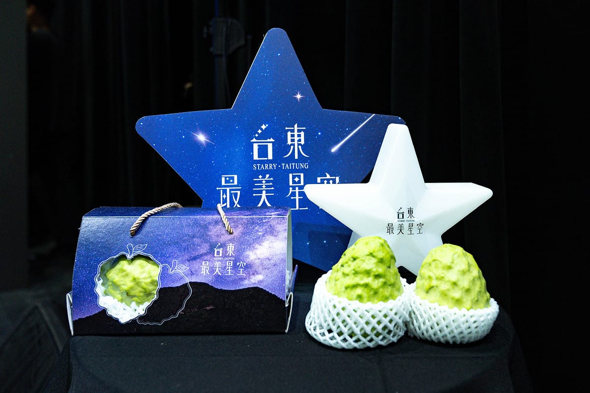 結合在地招牌「星空鳳梨釋迦禮盒」，讓這趟旅行不只看得到、聽得到，更嚐得到台東專屬的甜蜜滋味。 圖：取自饒慶鈴臉書