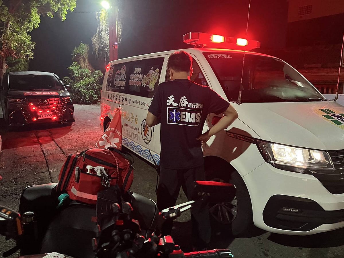 12日白沙屯媽祖進香活動進行到一半，張姓男子突然倒地不起，隨行救護馬上進行急救。但日前張男仍宣告不治。(示意圖) 圖：翻攝自天后隨行醫護臉書