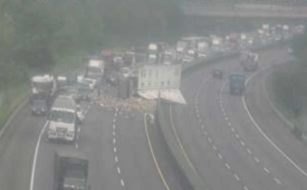 國道3號台南白河路段23日下午發生2輛大貨車擦撞事故，其中1輛側翻，車上清潔用品散落國道上，一度造成回堵。（國道公路警察局提供）中央社記者張榮祥台南傳真　115年4月23日