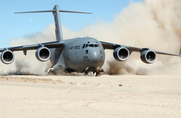 有網友分析認為，美軍大規模調動軍備與後勤物資的原因，可能與美國準備在談判破裂後加強對伊朗打擊規模的計畫有關。 圖：翻攝自 @LPX2019 X 帳號