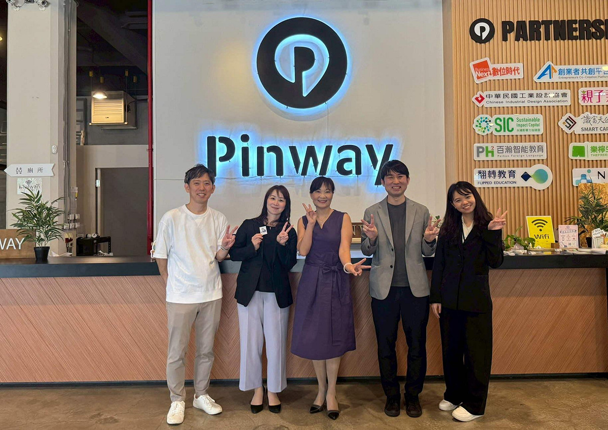 吳淑慧(中)陪同脇坂真智子(左二)在參訪Pinway。 圖：高雄市青年局/提供