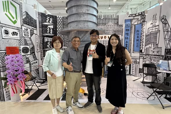 蔡秉璁(右二)參訪扣件展廠商攤位。 圖：翻攝蔡秉璁臉書