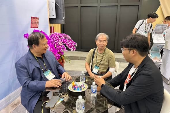 蔡秉璁(右)向扣件業先進前輩請益交流。 圖：翻攝蔡秉璁臉書