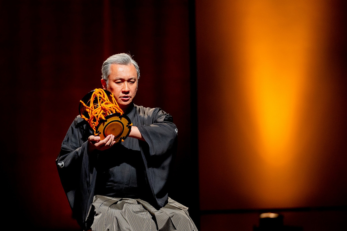 田中傳次郎在演出前記者會上，以一曲囃子獨奏音樂《三番叟》揭開序幕。 圖：高雄春天藝術節、財團法人高雄市愛樂文化藝術基金會/提供