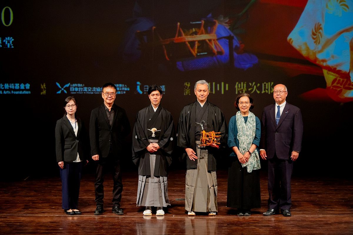 日本台灣交流協會高雄事務所所長奧正史(右一)、高雄市文化局副局長簡美玲(右二)出席演出前記者會。 圖：高雄春天藝術節、財團法人高雄市愛樂文化藝術基金會/提供