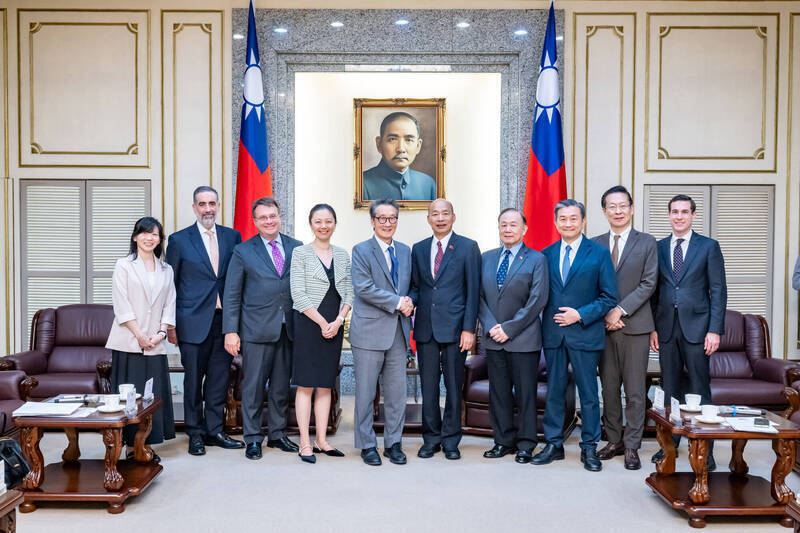 立法院長韓國瑜22日接見美國華府智庫「戰略暨國際研究中心」（CSIS）訪團一行。 圖：立法院提供
