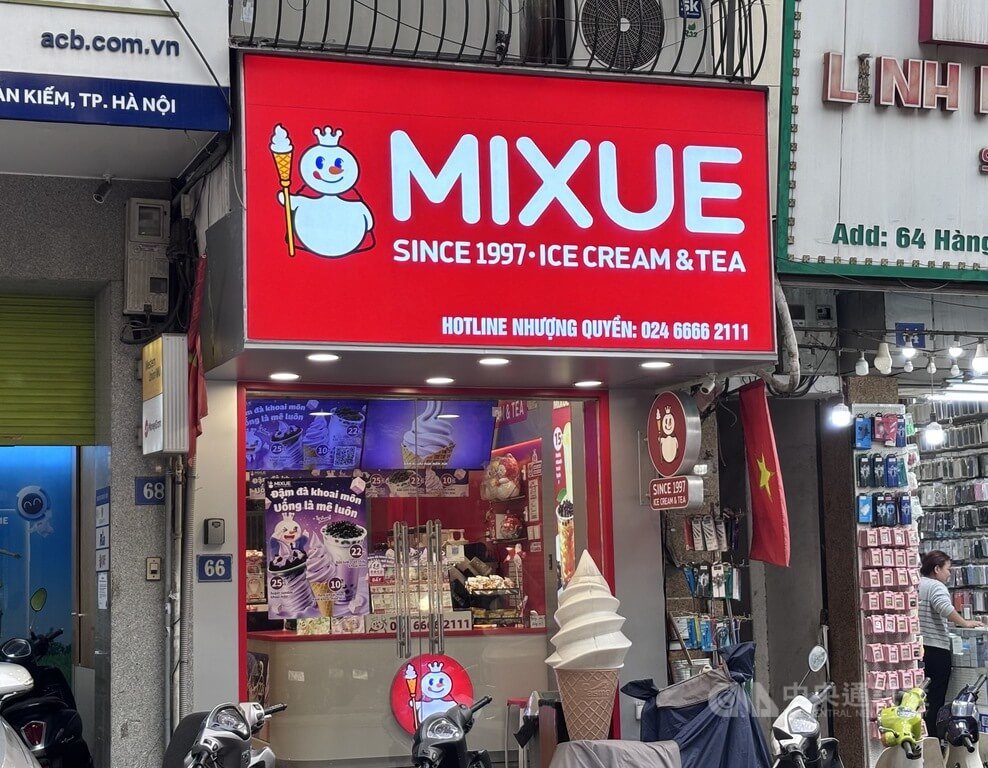 中國茶飲品牌蜜雪冰城以低價冰淇淋與茶飲成為越南最大茶飲連鎖店，但它賣的不只是消費茶品，更是整個供貨鏈。蜜雪冰城的店面通常較小，多以外帶為主，一杯飲品約台灣35元。中央社記者曾婷瑄河內攝115年4月24日 圖：中央社提供