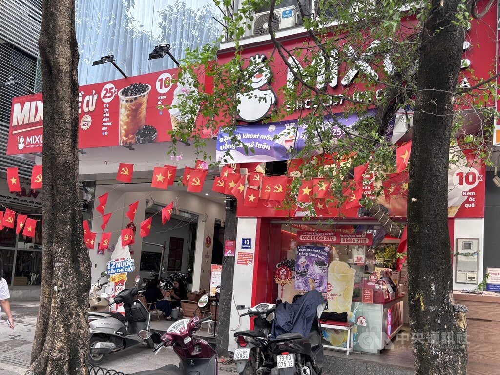 部分越南蜜雪店面也進行調整，如在一旁增加座位區，改變座位少且不適合久坐的設計，增加消費者體驗感受。中央社記者曾婷瑄河內攝115年4月24日 圖：中央社提供